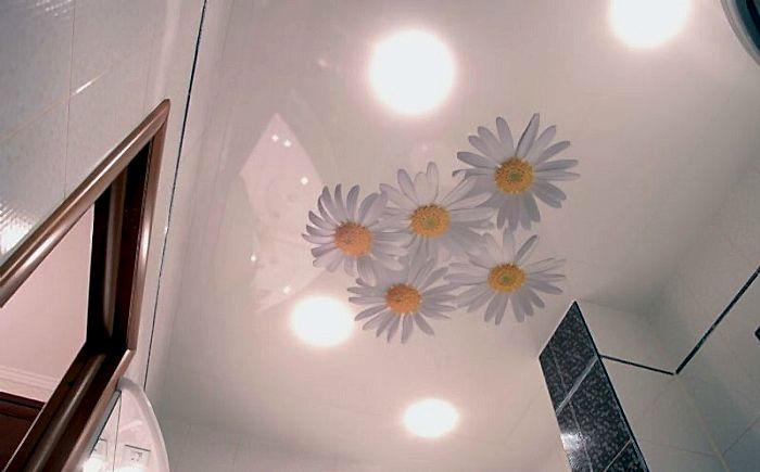 Натяжной потолок в ванной комнате