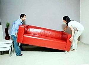 При установке натяжных потолков мебель выносить нужно