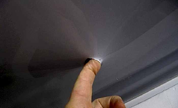 Дырка в натяжном потолке