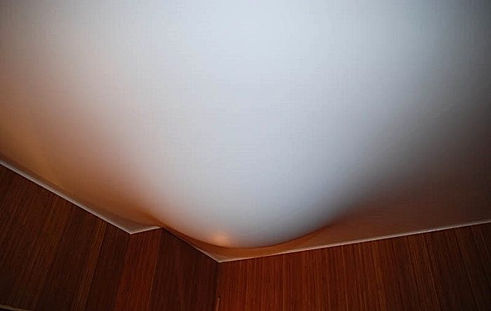 Как отремонтировать натяжной потолок?