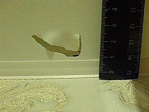 Дыра в натяжном потолке