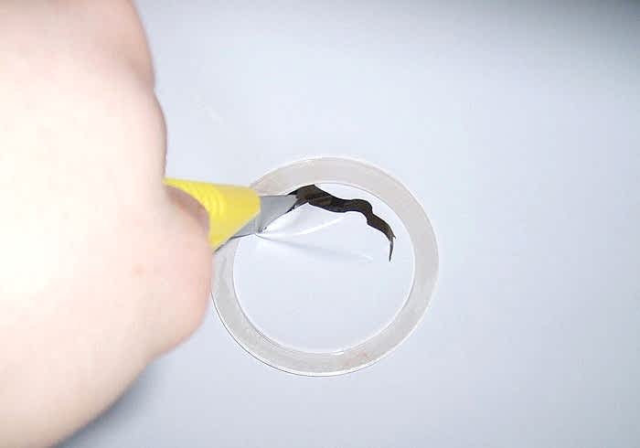 Порез на натяжном потолке можно заделать под светильник